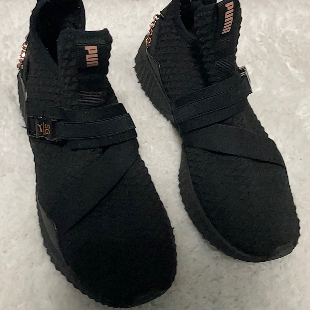 Size 9, black and gold